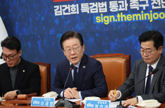 이재명 더불어민주당 대표가 11일 국회에서 열린 최고위원회의에서 발언을 하고 있다. 연합뉴스